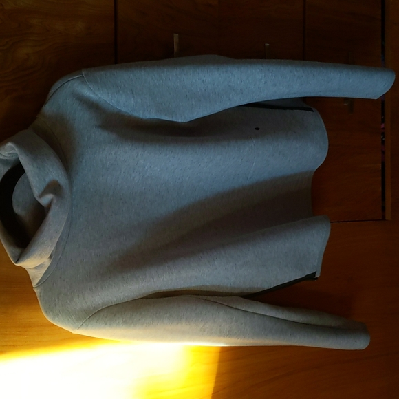 Nike cropped athleisure sweater, fits large. - Picture 5 of 6